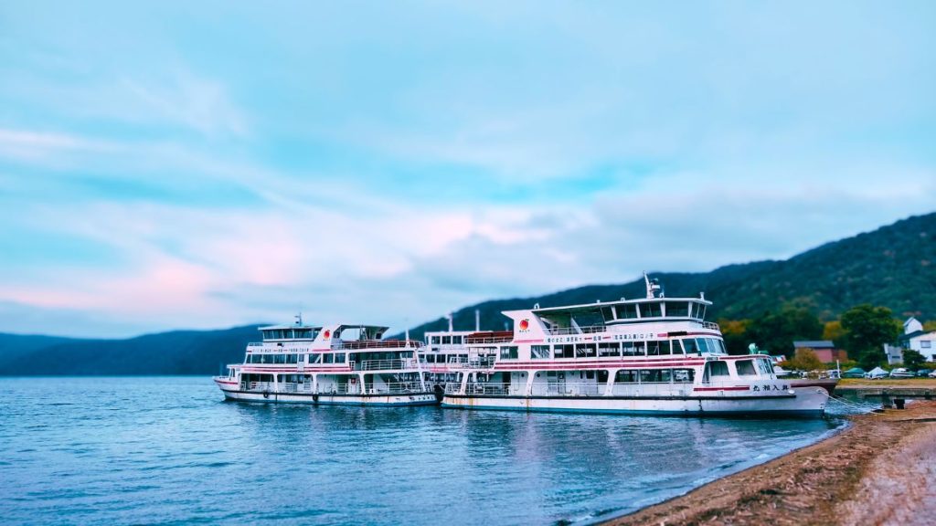 Schiffe an einem Steg, Towada-See