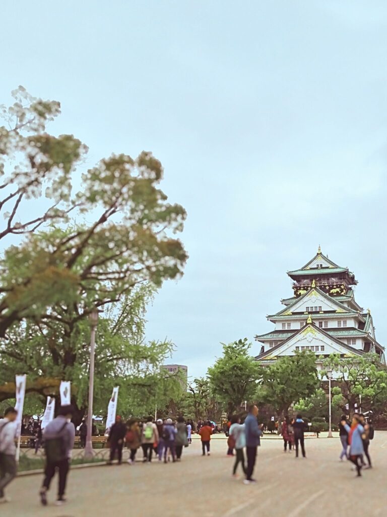 Burg Osaka mit Touristen (2018)